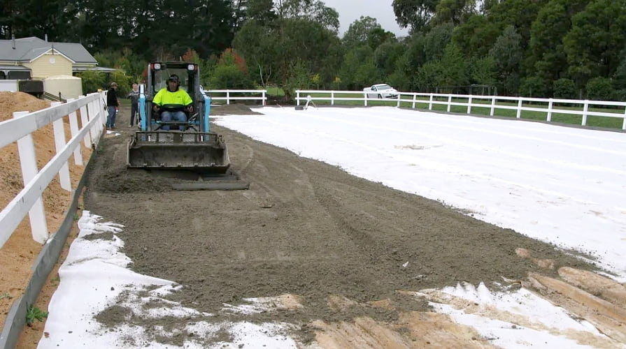 04-04_geotekstil-lovak-futtatoja-alatt_895x500